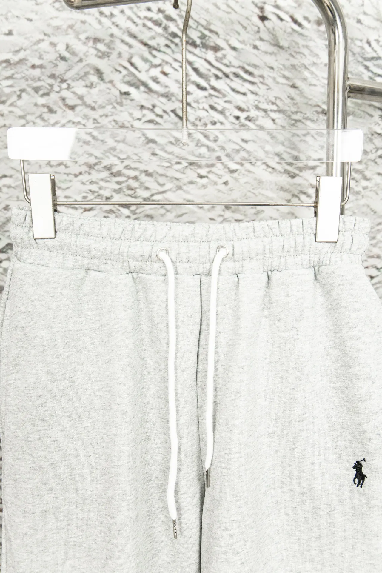 P180 model number: Y060 Ralph Lauren Ralph Lauren suit sweatpants. Pure cotton treated with anti-static technology. No dust, no lint. The elastic waist is used with a drawstring. It is very friendly to the figure. The cotton is comfortable and soft. The upper body is casual and free. Regular beveled double pockets on both sides. The white brand logo on the left leg of the trouser leg collides with the black of the pants. Although it is small, it is quite recognizable. The brand adds a young and fashionable atmosphere to the original sense of luxury. It can be called a cold-proof weapon. A simple base layer is enough to withstand the severe cold and make it more fluffy and warm. Color: gray, navy blue, black. Size: S-XL